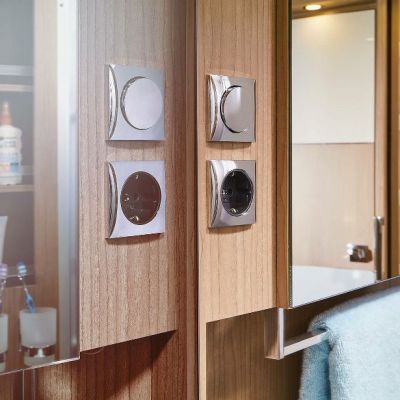 csm_wohnmobil-interieur-kombibad-steckdose_460le_8d9a03de53.jpg