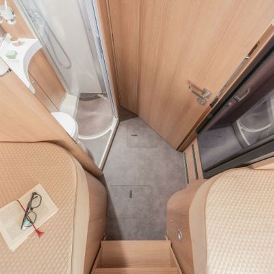 csm_wohnmobil-interieur-teilintegriert-t430le-umkleidezimmer_7b498aee5b.jpg