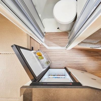 2022_wohnmobil_malibu-van-family-f-4-540db-zugang-kuehlschrank.jpg