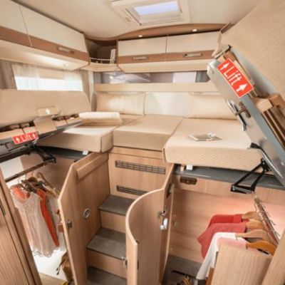 wohnmobil-interieur-integriert-i490le-laengseinzelbett-kleiderschraenke.jpg