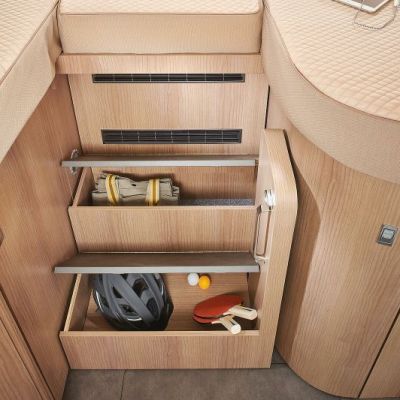 csm_wohnmobil-interieur-integriert-i490le-laengseinzelbett-komfort-einstiegstreppe-stauraum_31319bd067.jpg