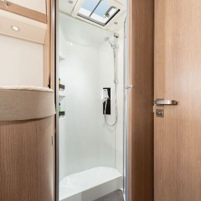 csm_wohnmobil-interieur-integriert-i490le-komfort-raumbad-dusche_5a723e0ec5.jpg