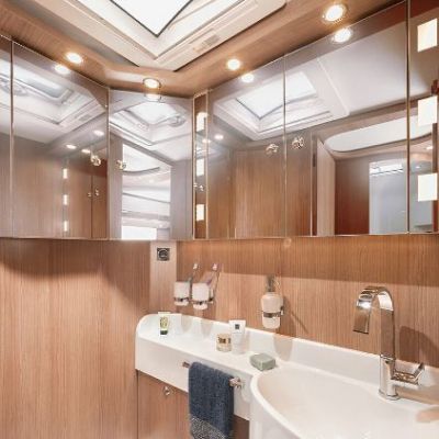 csm_wohnmobil-interieur-integriert-i490le-komfort-raumbad-spiegelschrank_220e2ca3e5.jpg