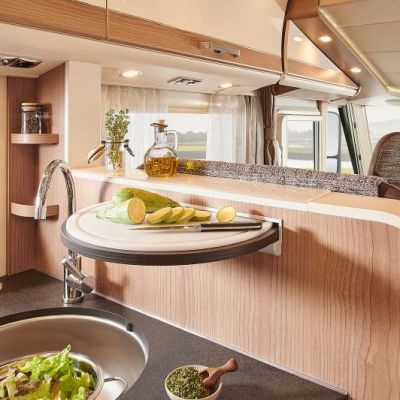 csm_wohnmobil-interieur-integriert-i490le-komfort-winkelkeuche-schneidbrett_148c2e2f3c.jpg