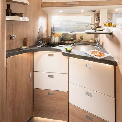 csm_wohnmobil-interieur-integriert-i490le-komfort-winkelkueche-beleuchtung_69397065a3.jpg