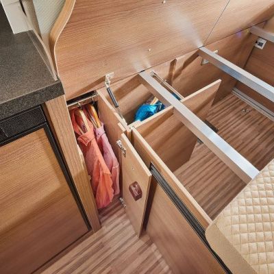 csm_2021_MalibuVan_charming_coupe_600DBK_Kleiderschrank_0b2cb42c51.jpg