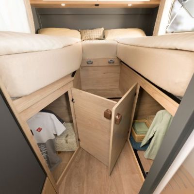 DET_Globebus_Go_T45_Kleiderschrank_unter_Bett.jpg