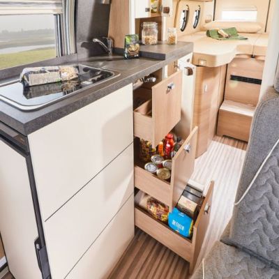 2022_wohnmobil_malibu-van-640lerb-kuechenstauraum.jpg