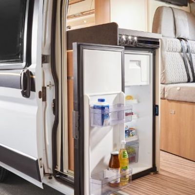 2022_wohnmobil_malibu-van-640lerb-kuehlschrank.jpg