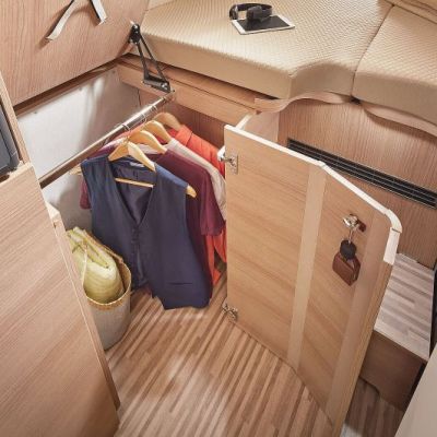 csm_2021_MalibuVan_comfort_640LE_Kleiderschrank-Bett-V1_379a0b318b.jpg